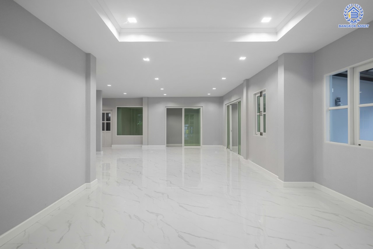 บ้านมือสองตกแต่งใหม่ แบรนด์ Q.House ม.ลัดดารมย์ ปิ่นเกล้า-กาญจนาภิเษก หลังใหญ่ตกแต่งเรียบหรู เนื้อที่ 84.6 ตร.ว. #หลังมุม ฟังก์ชันจัดเต็ม 4 ห้องนอน 3 ห้องน้ำ 1 ห้องอเนกประสงค์ จอดรถได้ 2 คัน พร้อม Living Room กว้าง บนทำเลศักยภาพ ใกล้เซ็นทรัลเวสต์เกต, วงเวียนพระราม5, ทางด่วน "กาญจนาภิเษก" และรถไฟฟ้า "สถานีตลาดบางใหญ่"